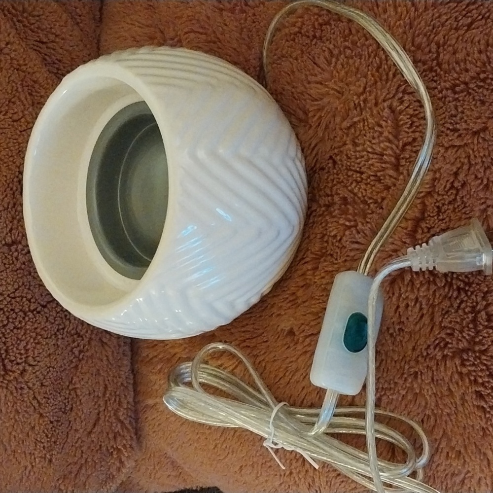 Yankee Candle Elegant White Ceramic Electric Warmer.  Use the melt cups